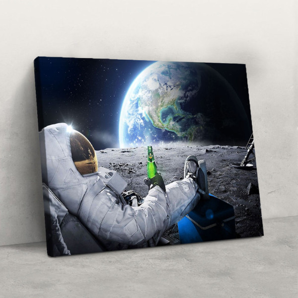 Astronaut pije pivo