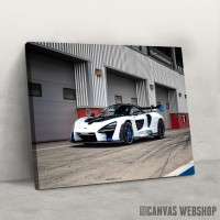 Slika McLaren Senna ispred garaža