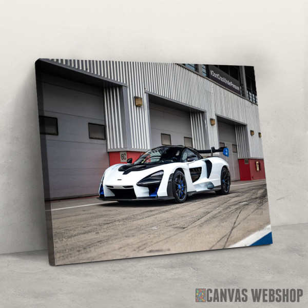 Slika McLaren Senna ispred garaža