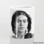 Šolja Frida Kahlo nosi belu majicu Šolja Frida Kahlo nosi belu majicu