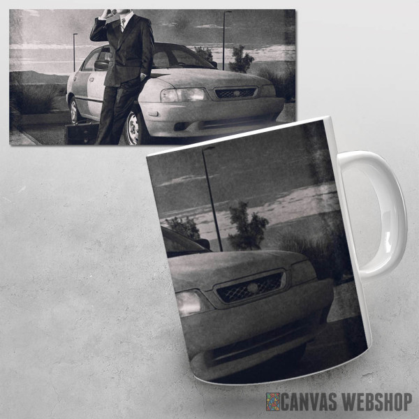 Šolja Jimmy McGill pored auta