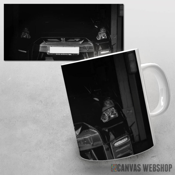 Šolja Nissan GTR u garaži Šolja Nissan GTR u garaži